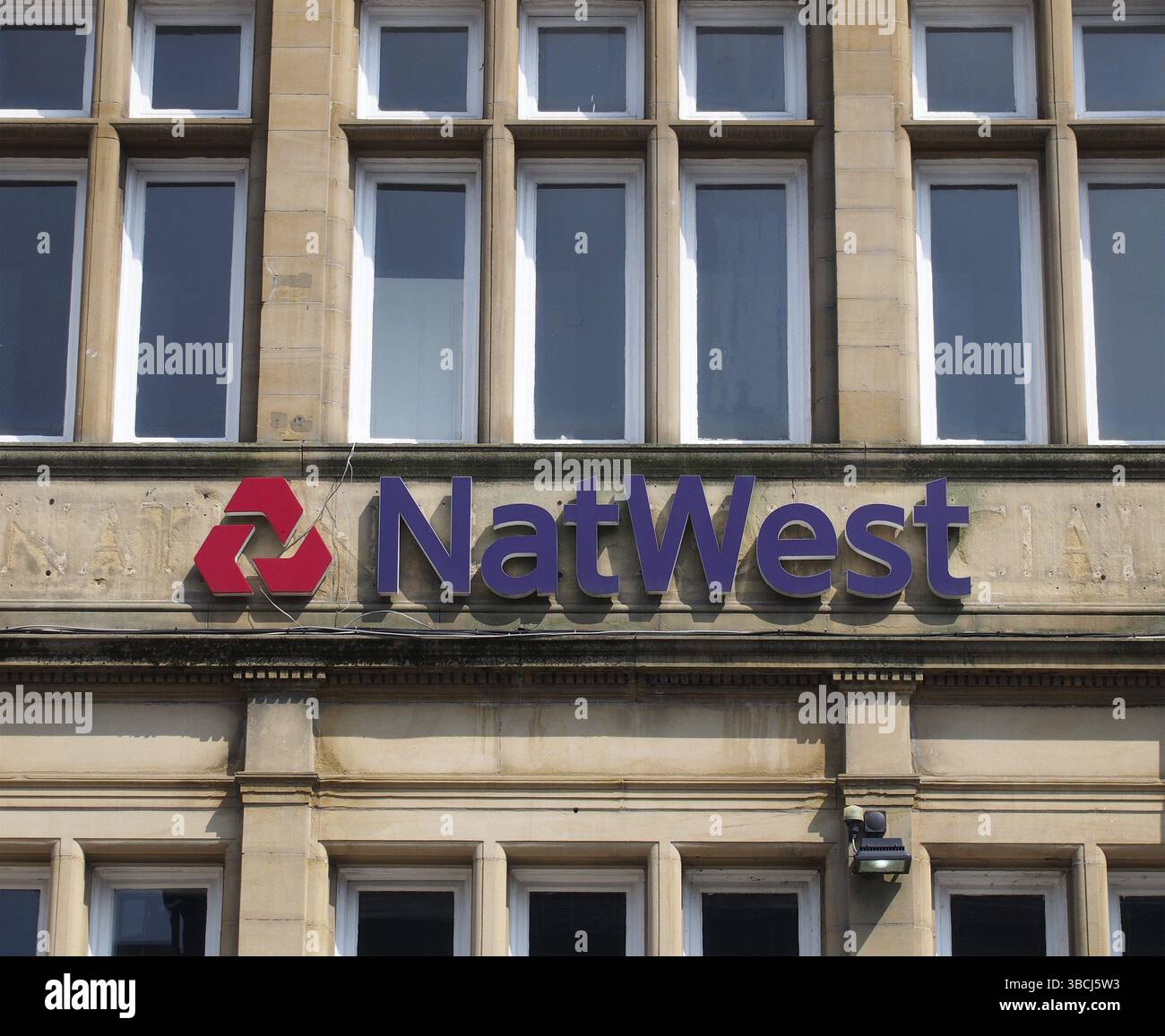 Brighouse, West yorkshire, Royaume-uni, 21 juillet 2021 : brighouse, West yorkshire, Royaume-uni vue de l'avant d'une rive natwest avec panneau et l Banque D'Images