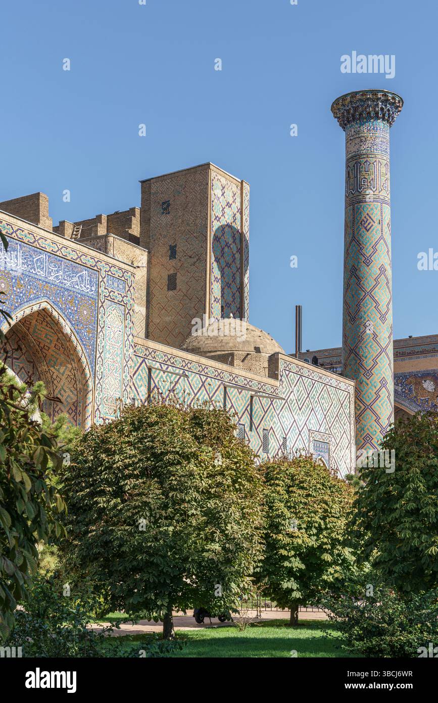L'impressionnante arche de la Madrasa d'Ulugh Beg dans le Registan, Samarcande est ornée de tricots bleus complexes et de motifs islamiques historiques. Banque D'Images