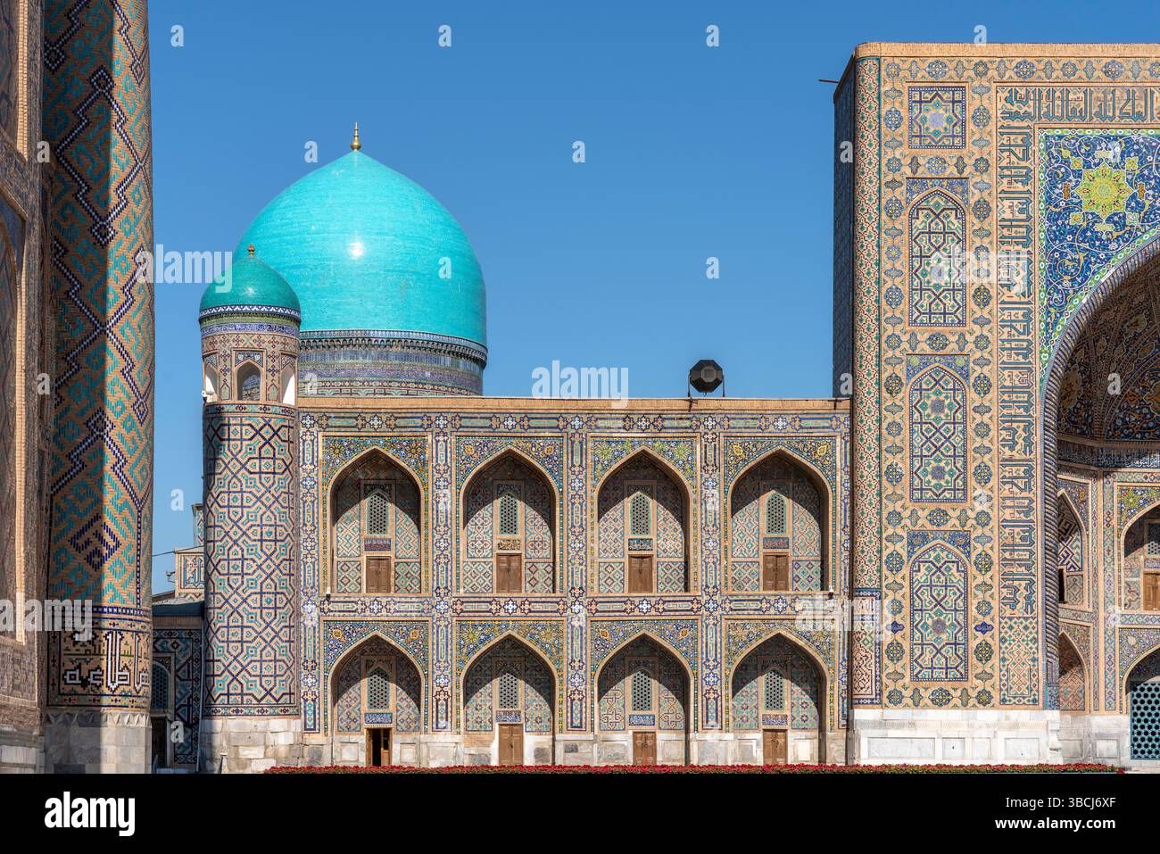 Tilya Kori Madrasa au Registan, Samarcande affiche son grand dôme bleu et sa magnifique façade, mêlant art islamique et architecture d'Asie centrale. Banque D'Images