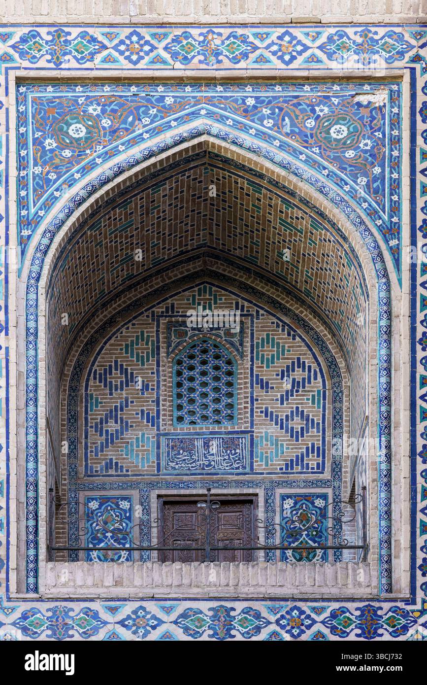 Ulugh Beg Madrasa dans le Registan, Samarcande a une entrée voûtée richement décorée de carreaux bleus et d'ornements islamiques traditionnels. Banque D'Images