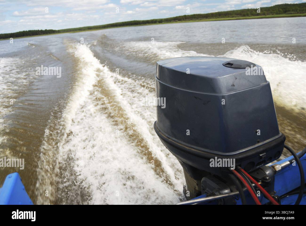 Bateau à moteur hors-bord sur la rivière et réveil Banque D'Images