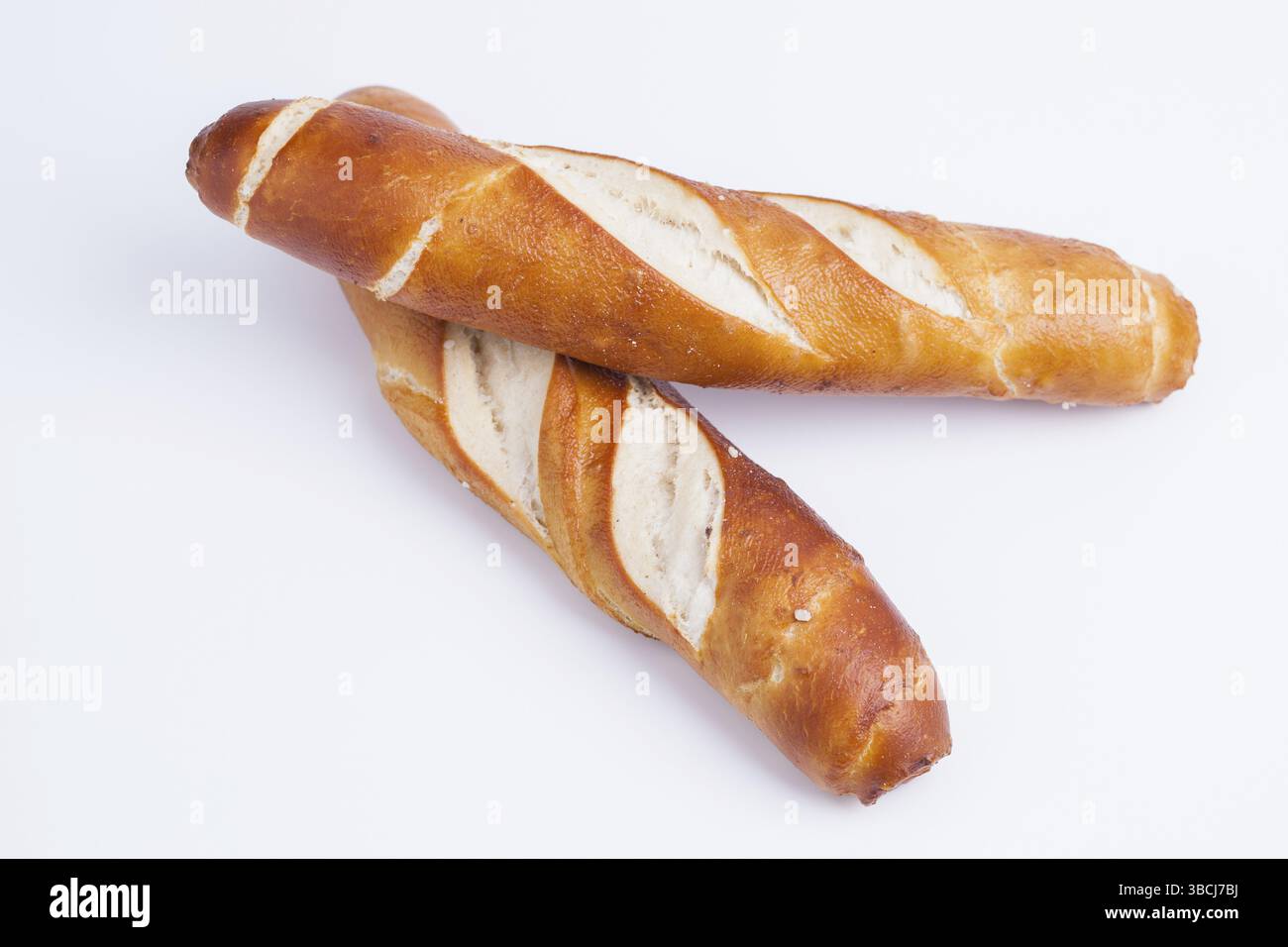La photo montre plusieurs bâtons de bretzel frais sur un fond blanc Banque D'Images