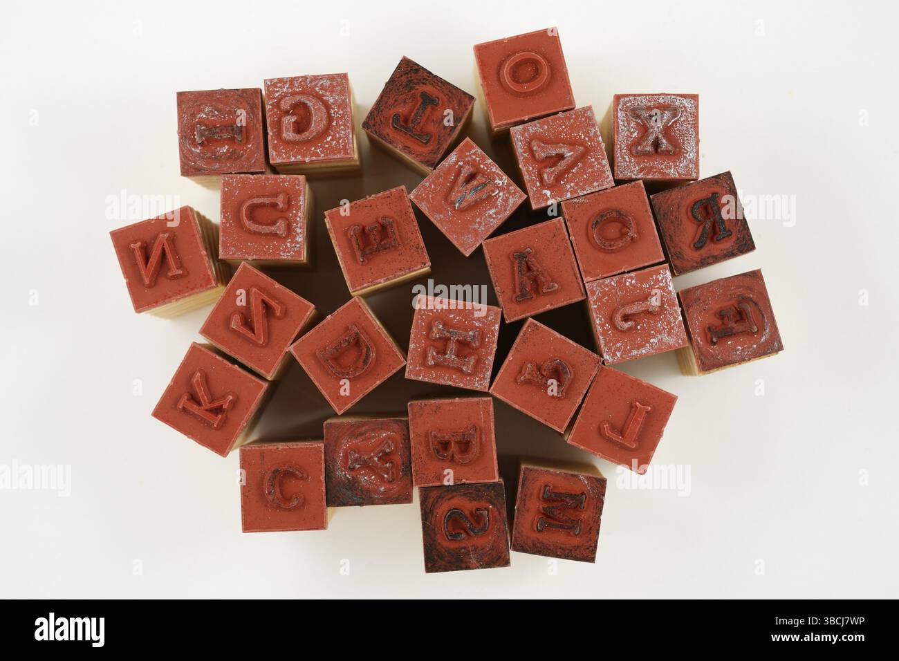 Tampons en caoutchouc de lettres de l'alphabet latin en désordre sur un fond neutre Banque D'Images