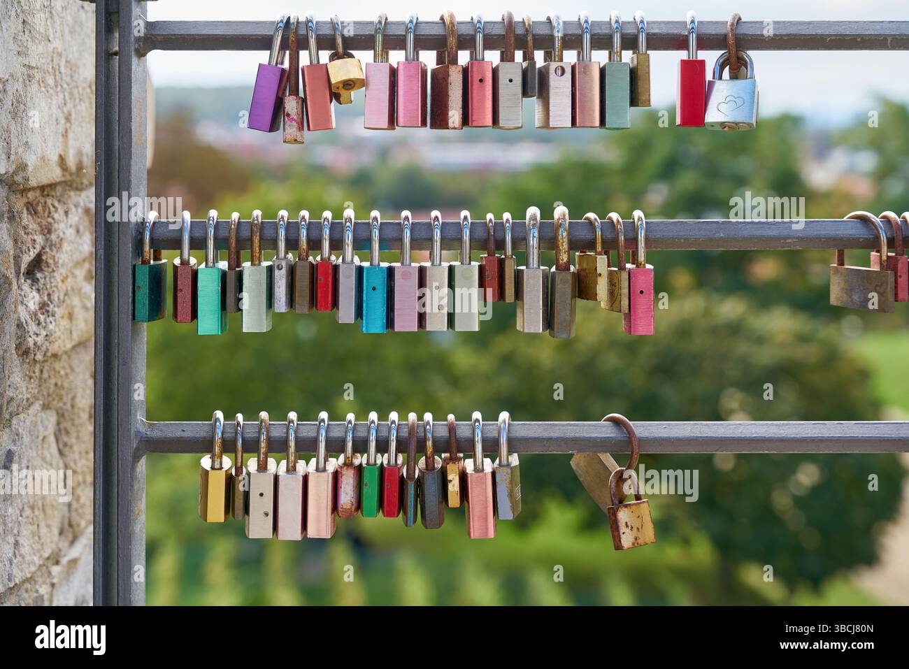 Les serrures d'amour comme symbole de l'amour éternel sur une clôture à la citadelle Petersberg à Erfurt Banque D'Images