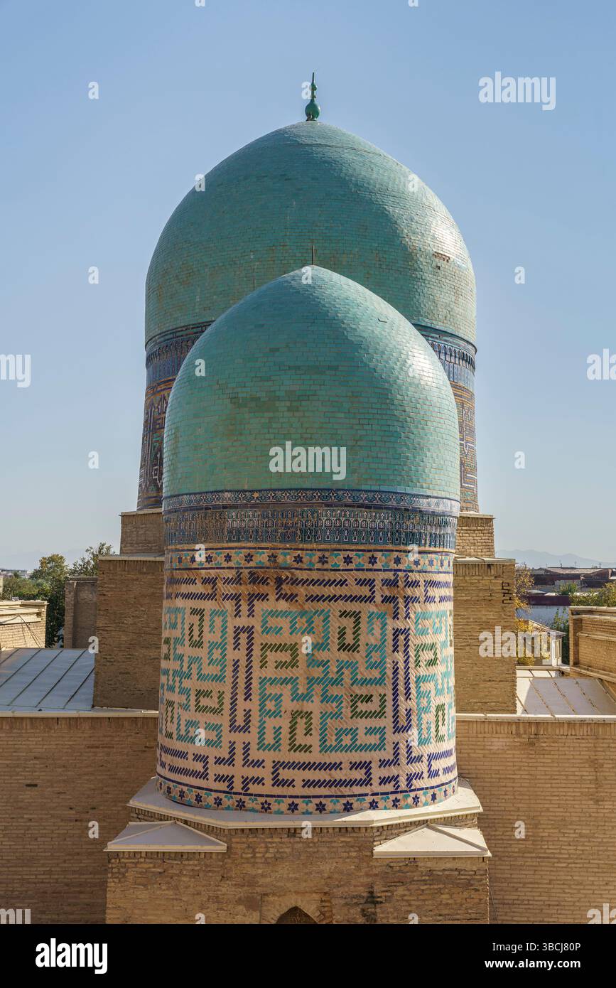Deux dômes turquoise décorés de tuiles complexes couronnent le mausolée Kazi-Zade Rumi à Shah-i-Zinda à Samarcande, Ouzbékistan, contre le ciel. Banque D'Images
