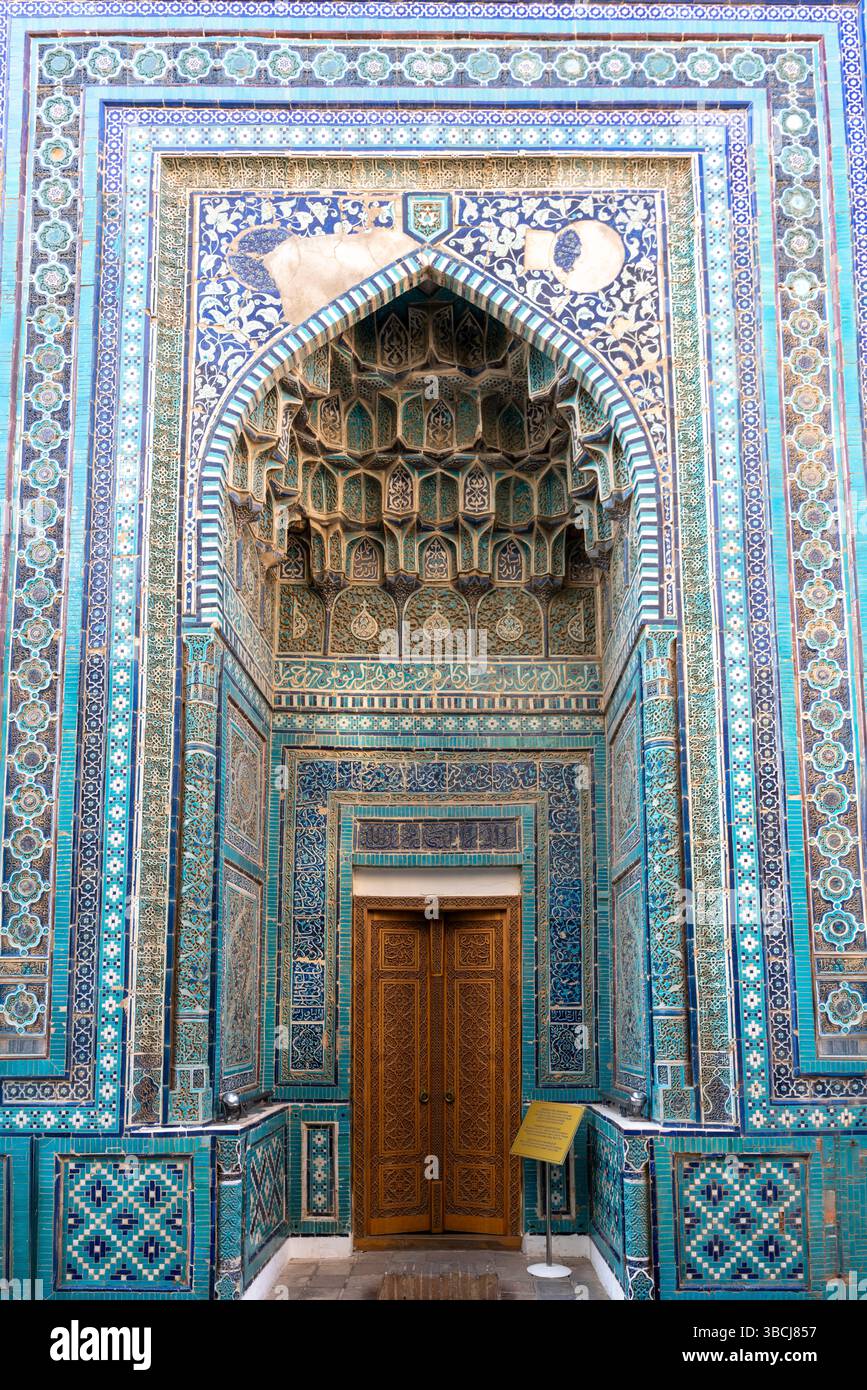 Un portail arqué orné de carreaux bleus et blancs orne l'entrée du mausolée Shodi Mulk Oko à Shah-i-Zinda, Samarcande, Ouzbékistan. Banque D'Images