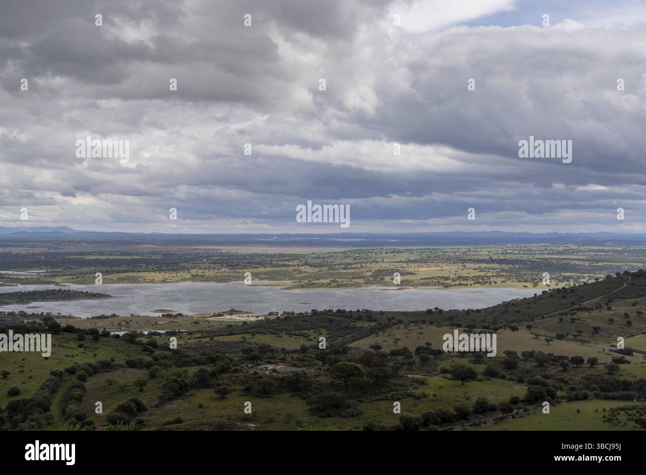 Vue sur le paysage du réservoir d'Alqueva, à la frontière de l'Espagne et du Portugal Banque D'Images
