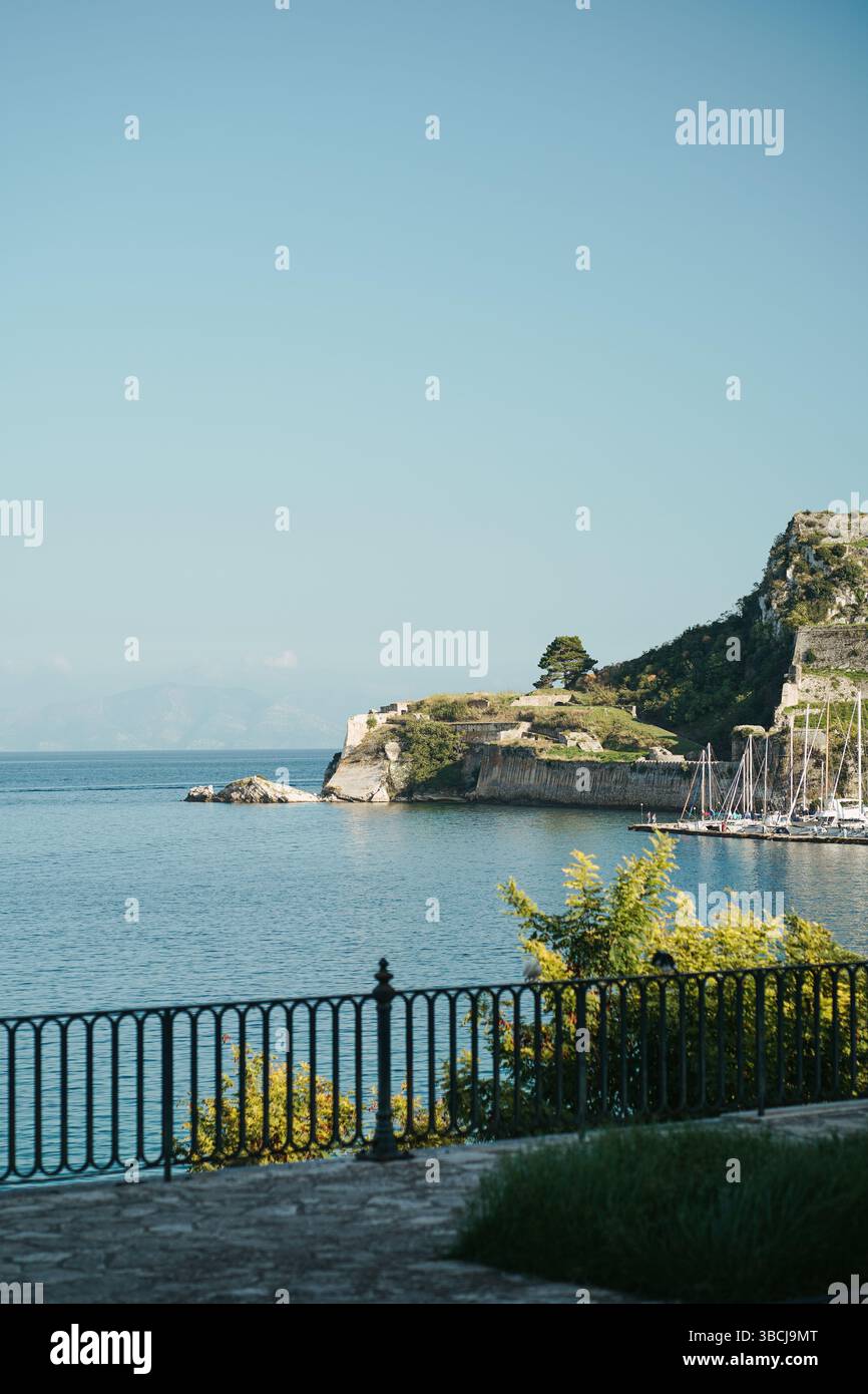Vue panoramique sur la mer Corfou, ancienne forteresse au loin, Grèce Banque D'Images