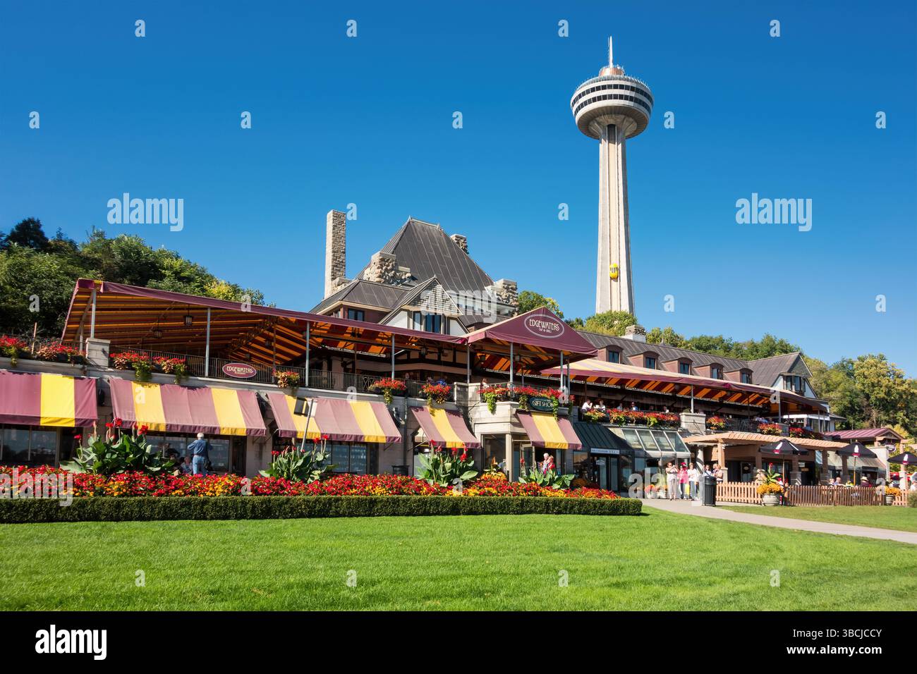 Boutique de cadeaux, restaurant et la tour Skylon au centre-ville de Niagara Falls, Ontario, Canada. Banque D'Images