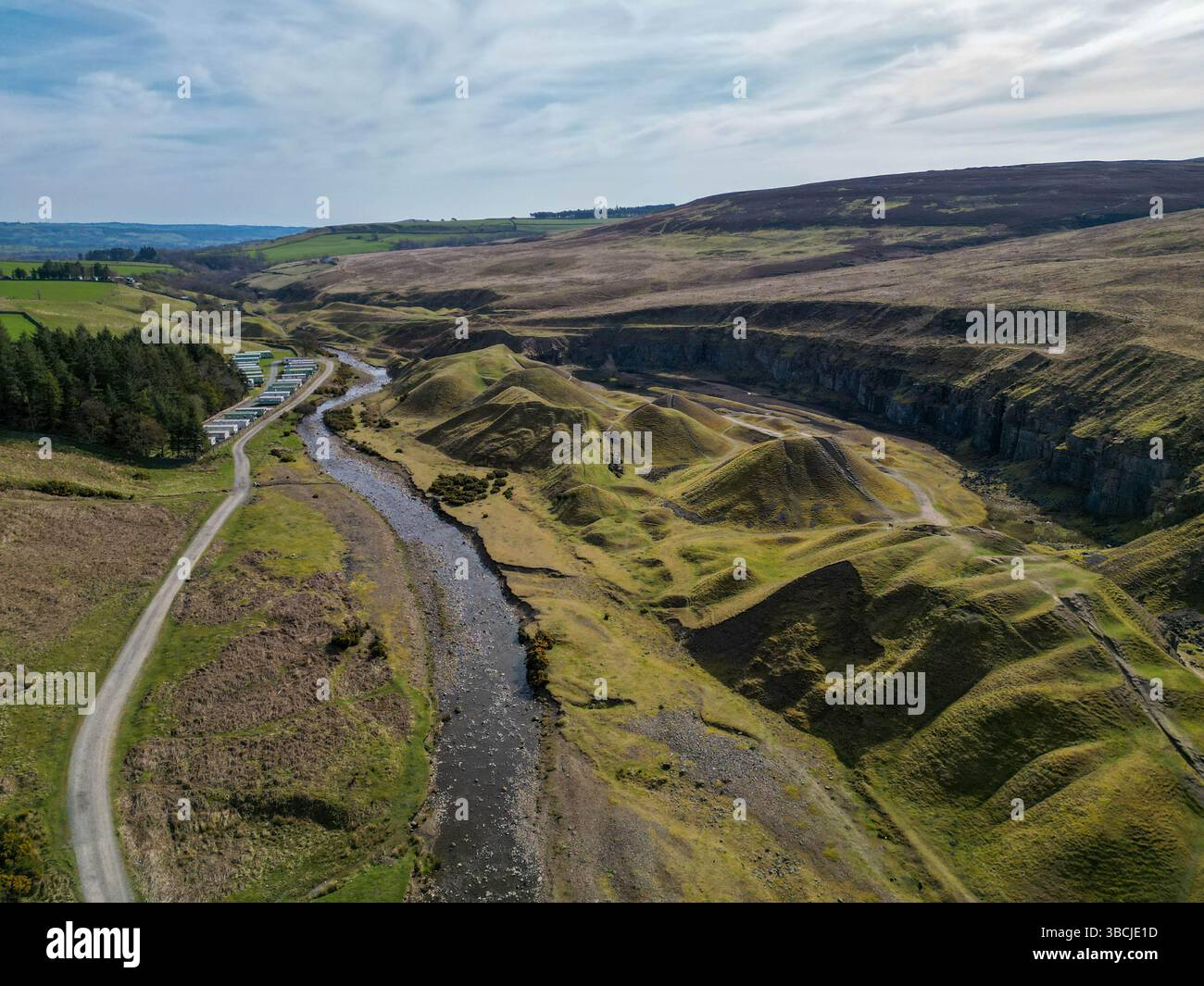 Une vue aérienne unique de collines bosselées, presque extraordinaires à côté d'une route de campagne sinueuse dans les North Pennines, mettant en valeur les textures naturelles et le tapis Banque D'Images