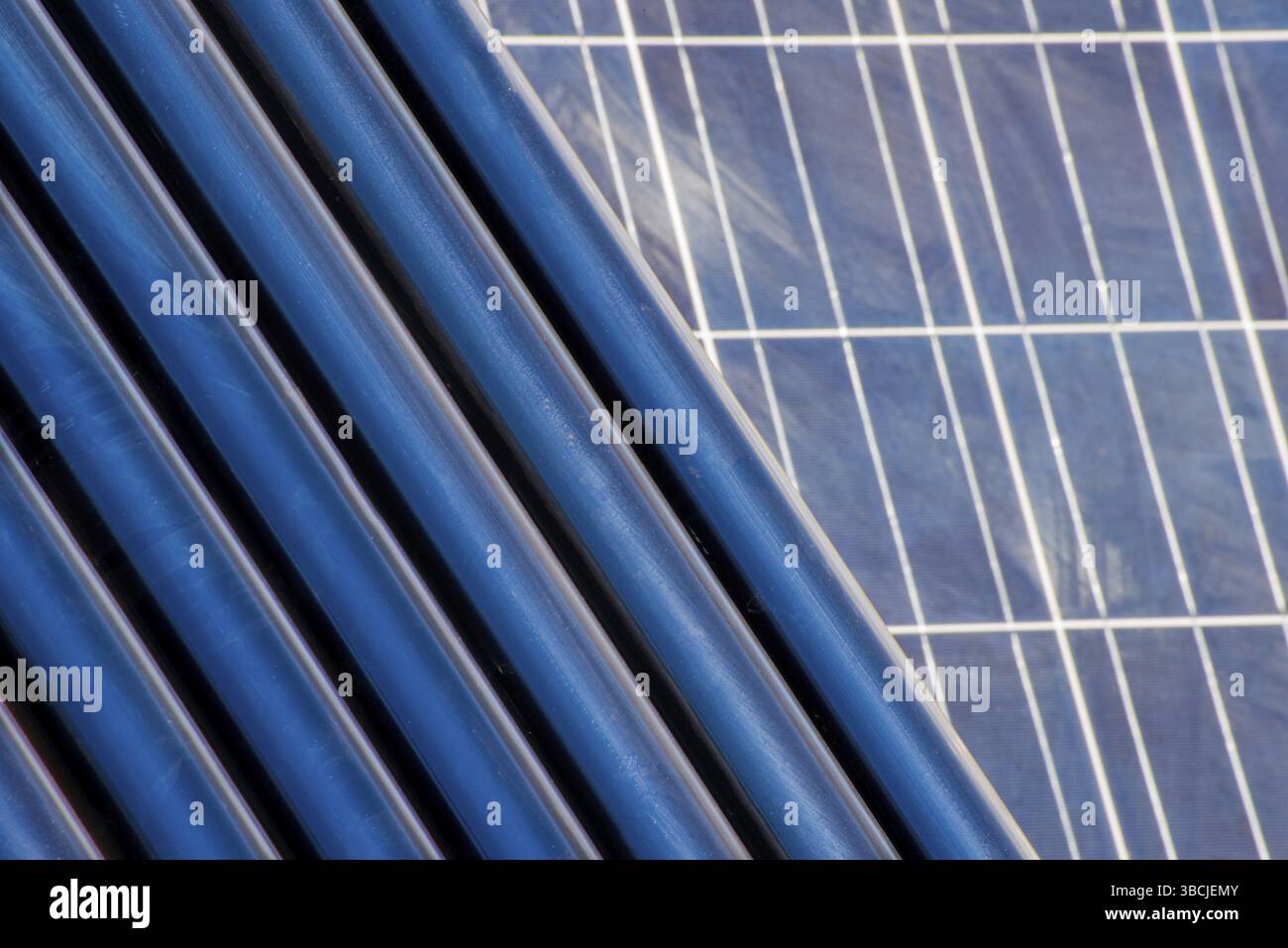 Les tubes de chauffage solaire utilisés pour chauffer l'eau sont situés avec un panneau solaire comme fond Banque D'Images