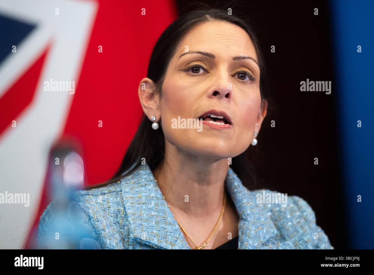 Londres, Royaume-Uni. 19 mai 2025. Priti Patel - Secrétaire d'État fantôme aux Affaires étrangères, au Commonwealth et au développement du Royaume-Uni s'exprime lors d'une conférence de presse Banque D'Images