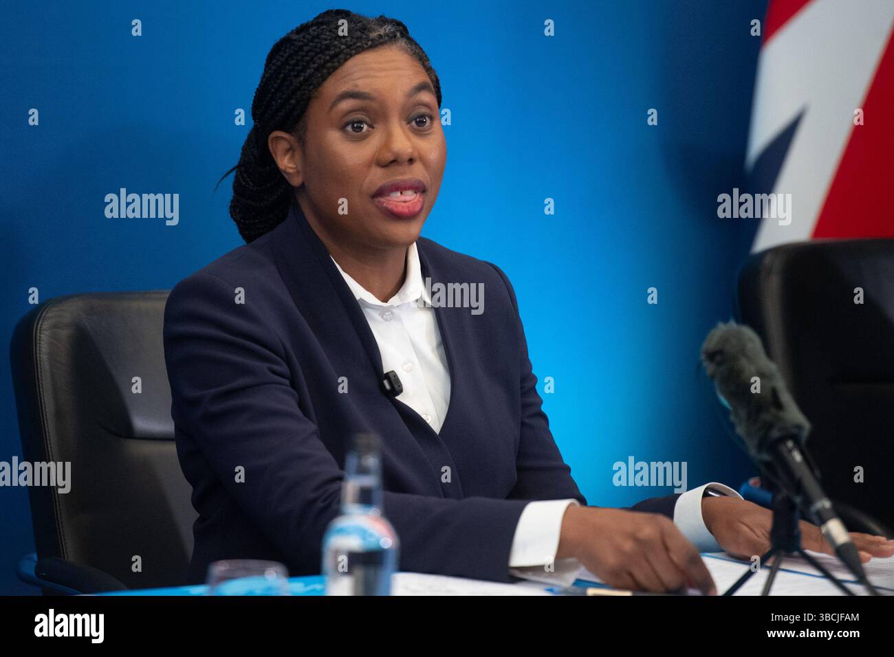 Londres, Royaume-Uni. 19 mai 2025. Le chef du Parti conservateur (et LOTO), Kemi Badenoch, prend la parole lors d'une conférence de presse sur le sommet Royaume-Uni/UE à l'hôtel Conrad. Crédit : Banque D'Images