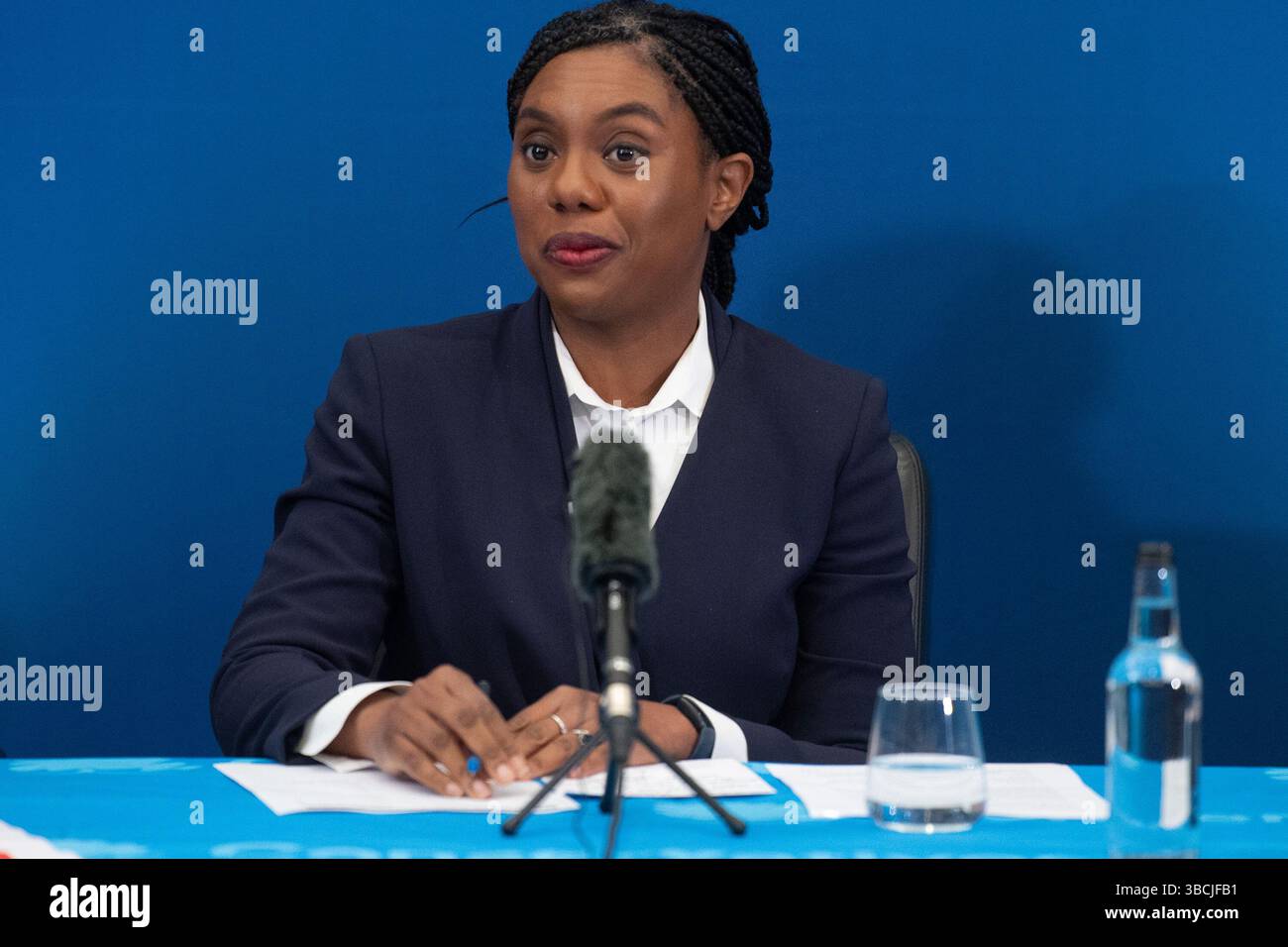 Londres, Royaume-Uni. 19 mai 2025. Le chef du Parti conservateur (et LOTO), Kemi Badenoch, prend la parole lors d'une conférence de presse sur le sommet Royaume-Uni/UE à l'hôtel Conrad. Crédit : Banque D'Images