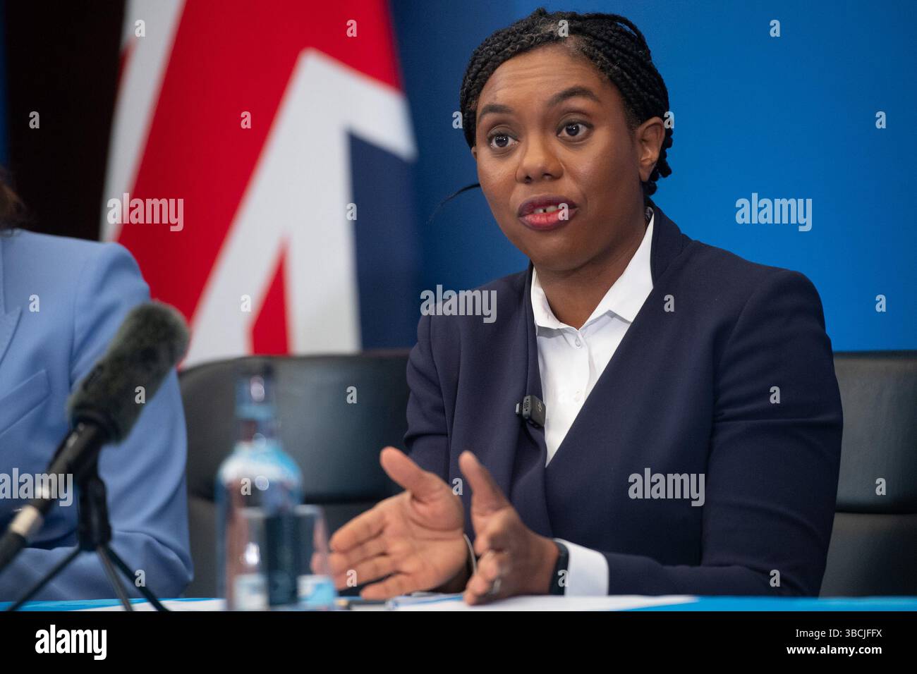 Londres, Royaume-Uni. 19 mai 2025. Le chef du Parti conservateur (et LOTO), Kemi Badenoch, prend la parole lors d'une conférence de presse sur le sommet Royaume-Uni/UE à l'hôtel Conrad. Crédit : Banque D'Images