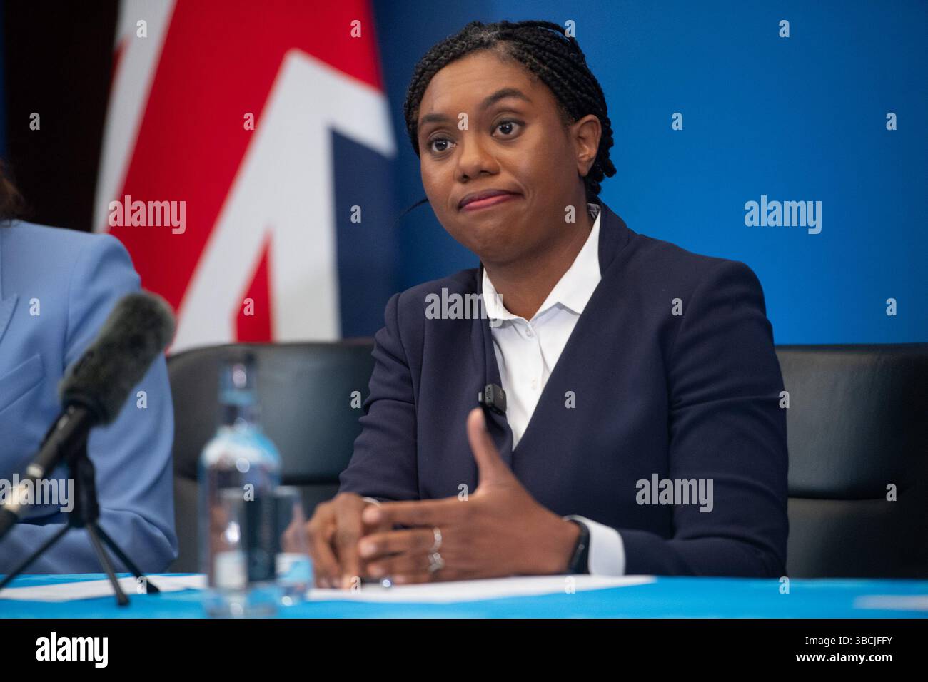 Londres, Royaume-Uni. 19 mai 2025. Le chef du Parti conservateur (et LOTO), Kemi Badenoch, prend la parole lors d'une conférence de presse sur le sommet Royaume-Uni/UE à l'hôtel Conrad. Crédit : Banque D'Images