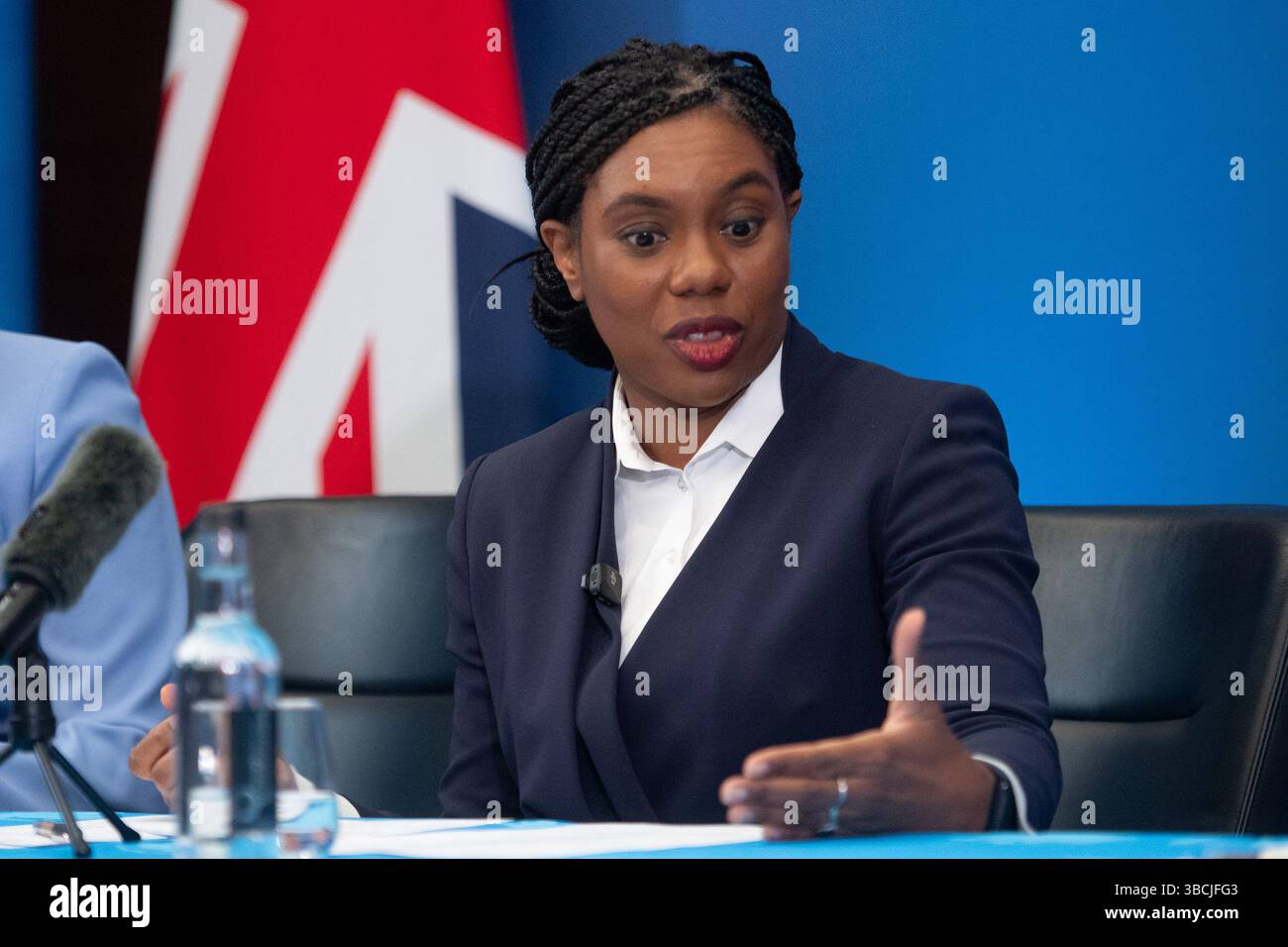 Londres, Royaume-Uni. 19 mai 2025. Le chef du Parti conservateur (et LOTO), Kemi Badenoch, prend la parole lors d'une conférence de presse sur le sommet Royaume-Uni/UE à l'hôtel Conrad. Crédit : Banque D'Images