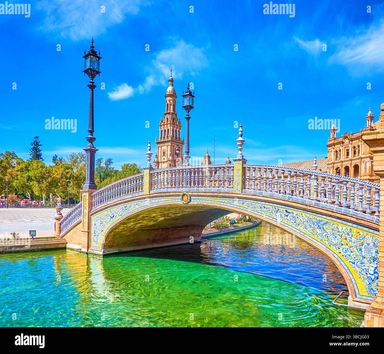 Le canal sous les ponts sur la Plaza de Espana, Séville Banque D'Images