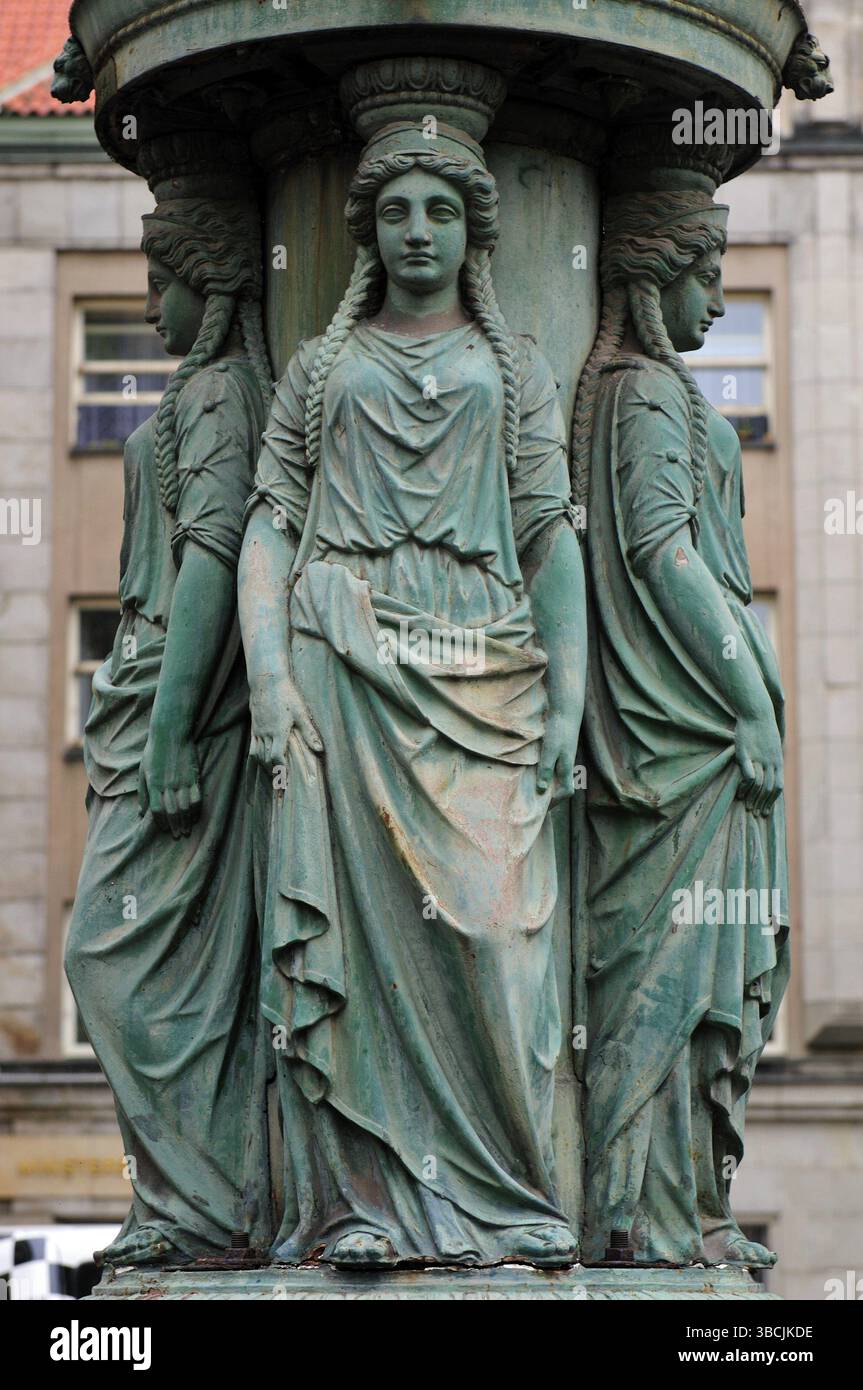 Figurines sur un candélabre au pont Charles à Prague Banque D'Images