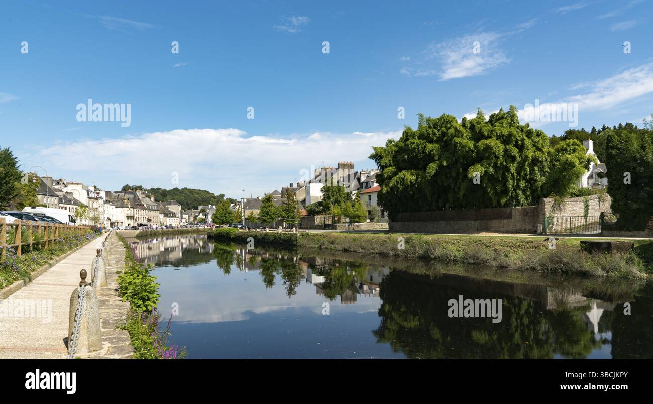 France - 24 août 2019 : rivière Laita et petite ville de Quimperle, dans le sud de la Bretagne Banque D'Images