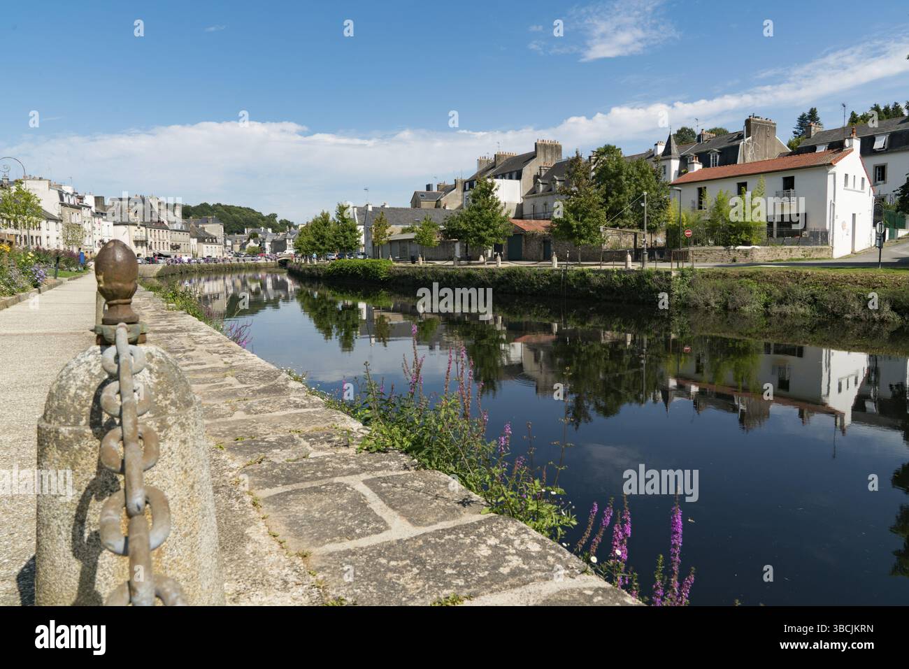 France - 24 août 2019 : rivière Laita et petite ville de Quimperle, dans le sud de la Bretagne Banque D'Images
