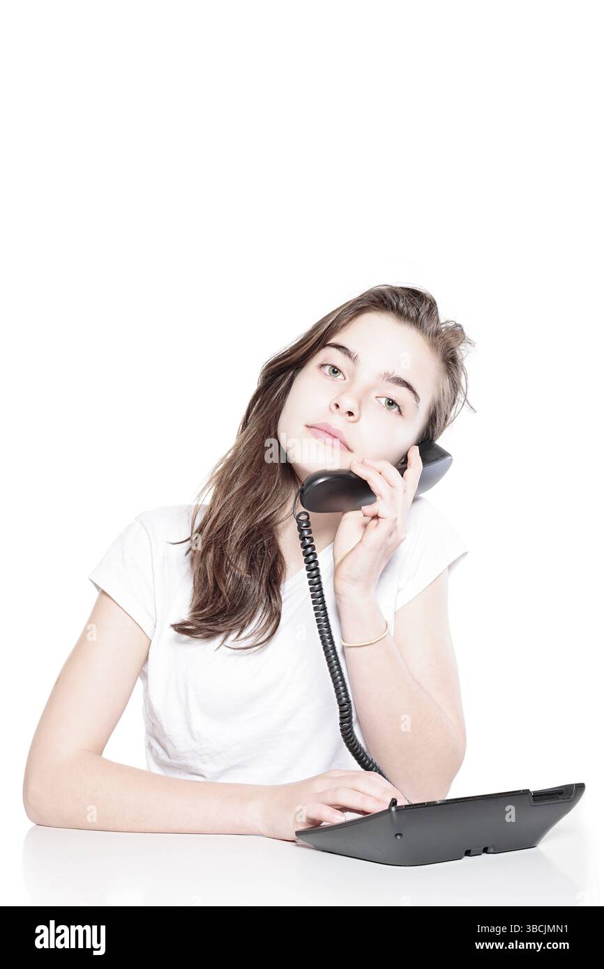 Belle femme parlant au téléphone, isolée sur blanc Banque D'Images