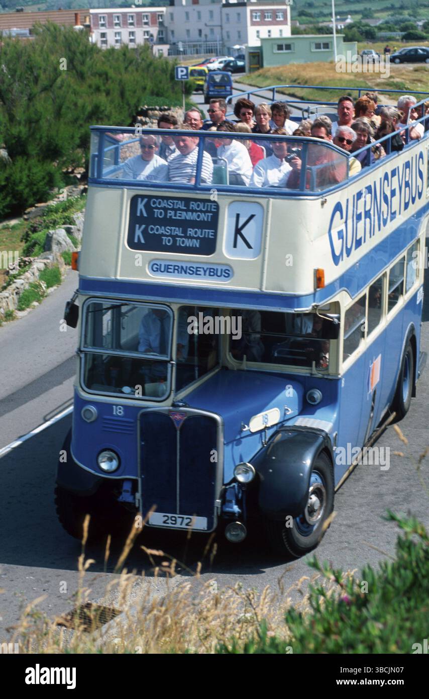 Touristes sur un bus à impériale, Guernesey, îles Anglo-Normandes, Grande-Bretagne, Europe Banque D'Images