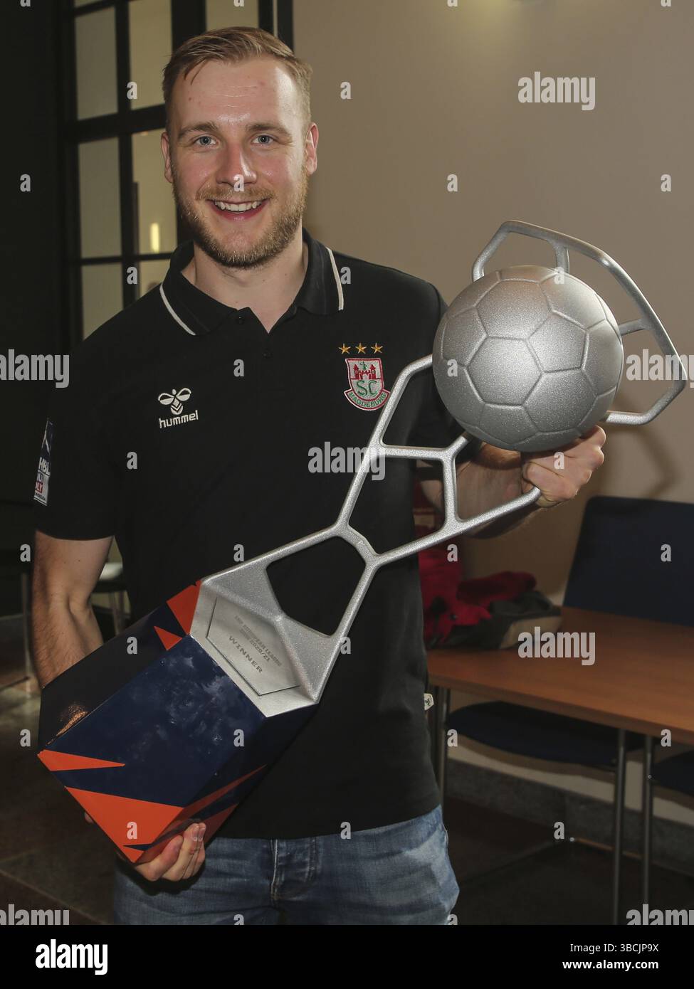 Le joueur de handball suédois Daniel Pettersson SC Magdeburg avec la Coupe d'Europe de la Ligue EHF 2021, le joueur de handball suédois Daniel Pettersson SC Magdeburg avec Banque D'Images