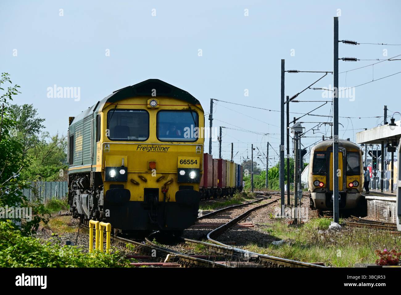 Freightliner Class 66 dirige un train de conteneurs à Ely, Cambridgeshire, Angleterre, Royaume-Uni Banque D'Images