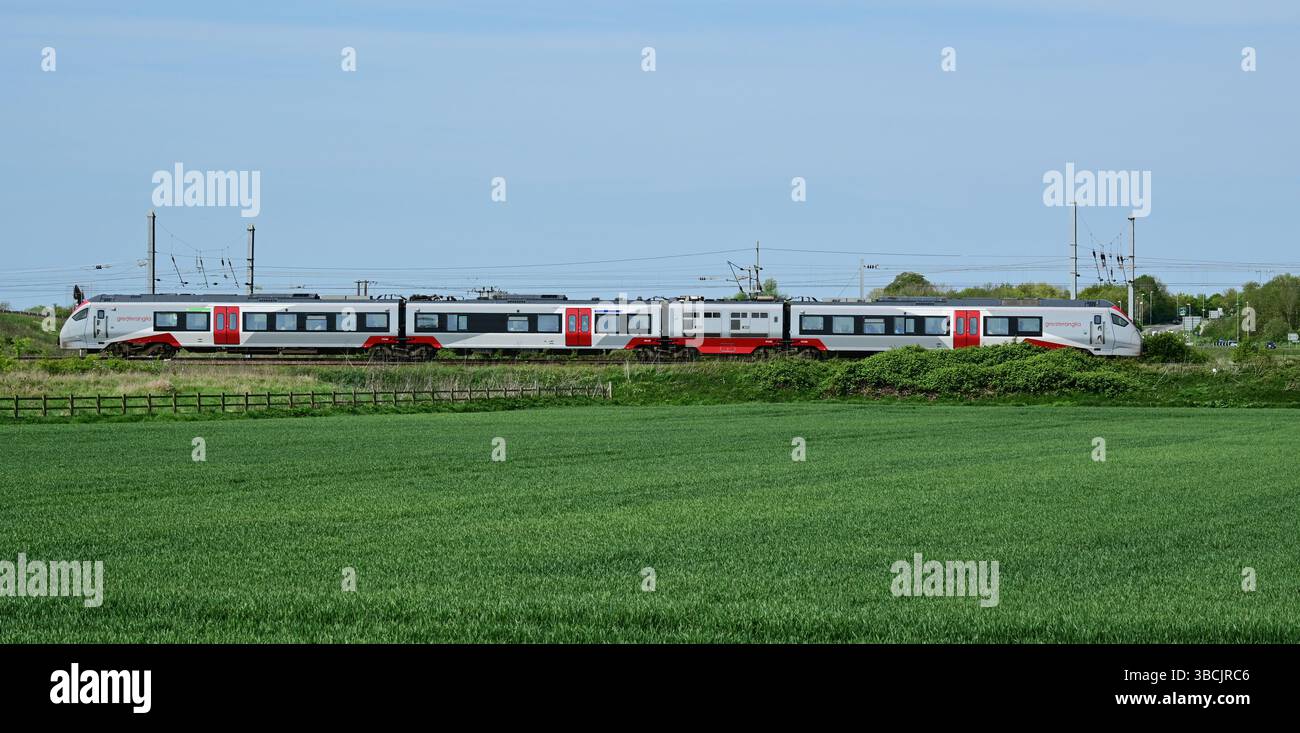 Un train de voyageurs bi-mode à unités multiples de classe 755 traverse des terres agricoles juste au sud d'Ely, Cambridgeshire, Angleterre, Royaume-Uni Banque D'Images
