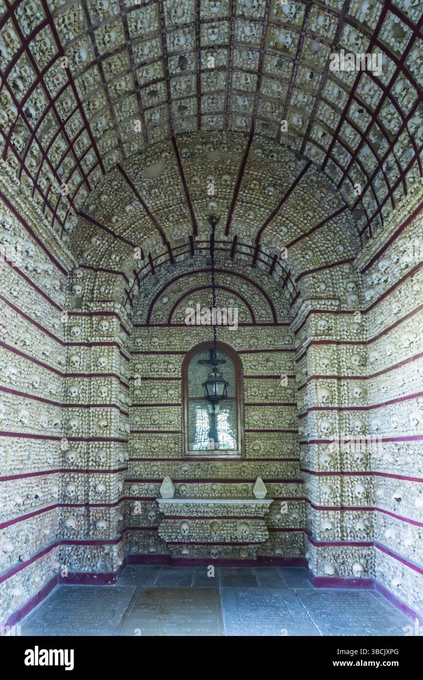 Faro, Portugal - 31 décembre 2020 : la Chapelle des OS de Capela dos Ossos dans l'église Igreja do Carmo de Faro Banque D'Images