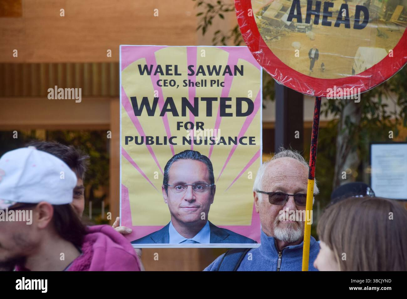Londres, Royaume-Uni. 20 mai 2025. Un manifestant tient une pancarte « recherché » pour Wael Sawan, PDG de Shell, pendant la manifestation. Les militants écologistes se sont rassemblés devant le siège de Shell le jour de l'Assemblée générale annuelle (AGA) du géant des combustibles fossiles, qui s'est tenue à Heathrow où les manifestations sont interdites. Les manifestants exigent que Shell nettoie et verse des indemnités pour ses marées noires dévastatrices dans le delta du Niger au Nigeria. Crédit : SOPA images Limited/Alamy Live News Banque D'Images
