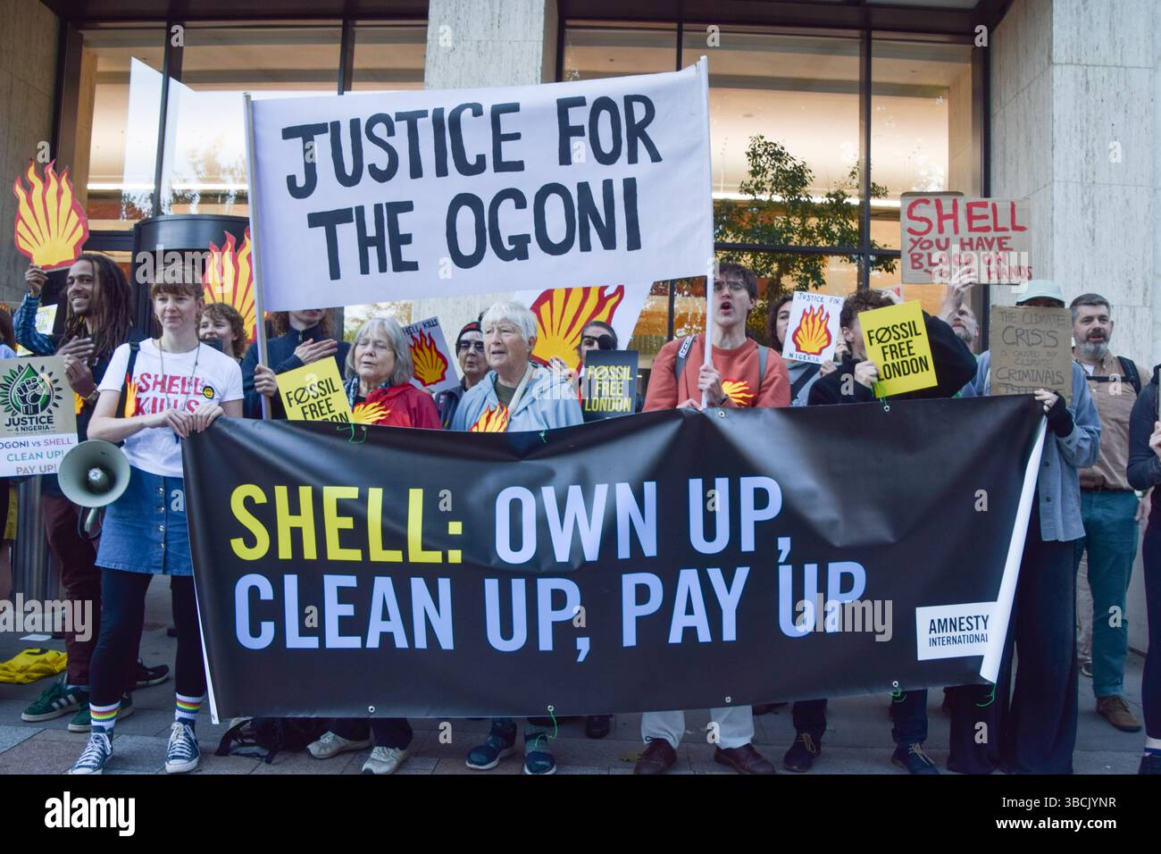 Londres, Royaume-Uni. 20 mai 2025. Pendant la manifestation, les manifestants tiennent les banderoles « Justice pour les Ogonis » et « conquérir, nettoyer, payer ». Les militants écologistes se sont rassemblés devant le siège de Shell le jour de l'Assemblée générale annuelle (AGA) du géant des combustibles fossiles, qui s'est tenue à Heathrow où les manifestations sont interdites. Les manifestants exigent que Shell nettoie et verse des indemnités pour ses marées noires dévastatrices dans le delta du Niger au Nigeria. Crédit : SOPA images Limited/Alamy Live News Banque D'Images
