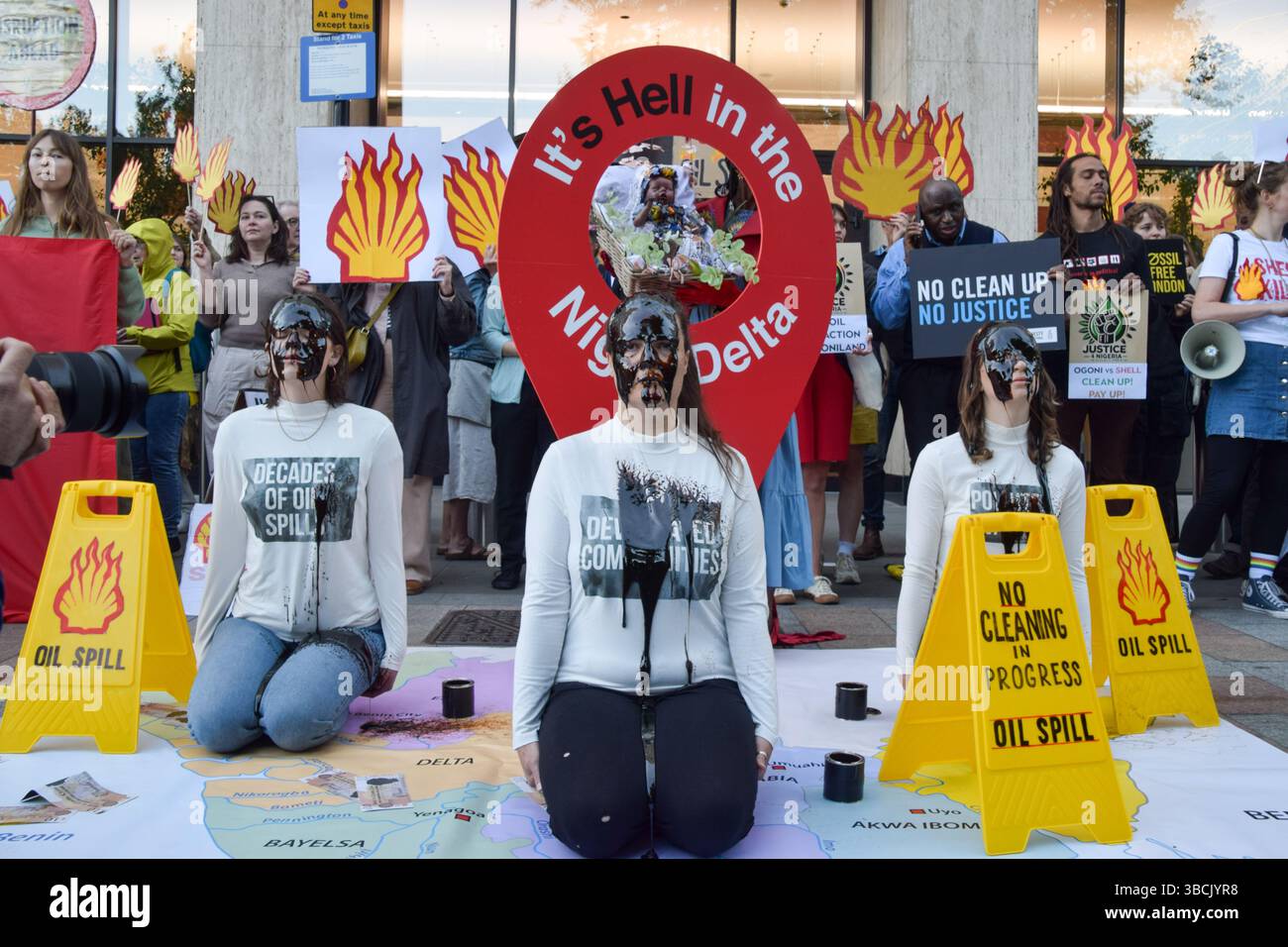 Londres, Royaume-Uni. 20 mai 2025. Les militants sont assis avec de la fausse huile couvrant la tête et le visage pendant la manifestation. Les militants écologistes se sont rassemblés devant le siège de Shell le jour de l'Assemblée générale annuelle (AGA) du géant des combustibles fossiles, qui s'est tenue à Heathrow où les manifestations sont interdites. Les manifestants exigent que Shell nettoie et verse des indemnités pour ses marées noires dévastatrices dans le delta du Niger au Nigeria. Crédit : SOPA images Limited/Alamy Live News Banque D'Images