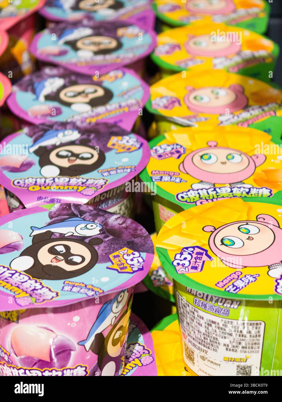 Minsk, Biélorussie - 28 avril 2025 : des tasses à dessert aux couleurs vives sont agencées avec art, mettant en vedette des personnages ludiques. Le marché animé offre un traiteur Banque D'Images