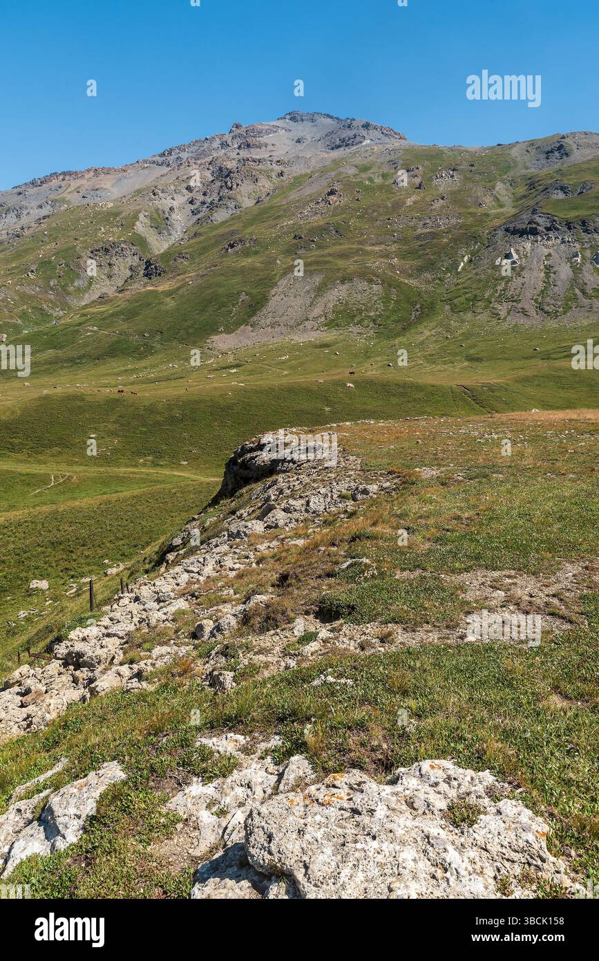 Les sommets du signal du Lac, du signal du Lamet et de la pointe du Lamet proviennent de la fortification batterie la court au-dessus du lac Mont-Cenis en Savoie en Franc Banque D'Images