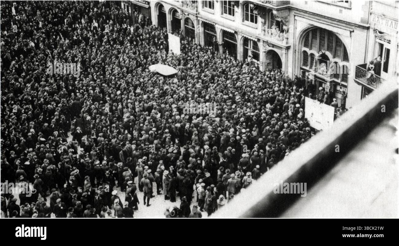 Manifestants anti-Kapp dans les rues de Bonn pendant le Kapp Putsch. Le Kapp Putsch est un coup d'État avorté contre le gouvernement allemand à Berlin le 13 mars 1920. Son but était de renverser la République de Weimar et d'établir un gouvernement autocratique. Il a été soutenu par une partie de la Reichswehr, ainsi que par des factions nationalistes et monarchistes. Le coup d'État échoua après quelques jours, quand une grande partie de la population allemande se joignit à une grève générale appelée par le gouvernement. La plupart des fonctionnaires ont refusé de coopérer avec Kapp et ses alliés. Banque D'Images