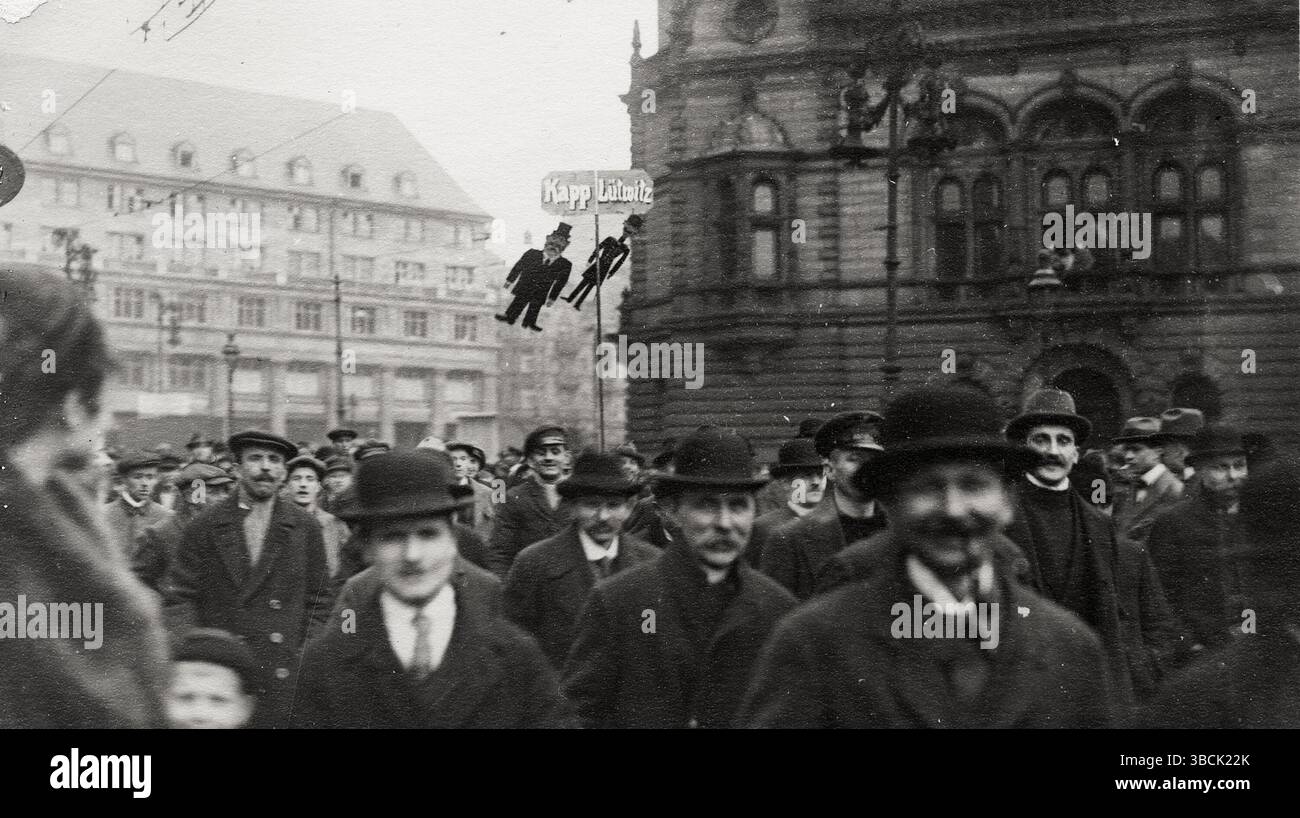 Manifestants anti-Kapp dans les rues de Cologne pendant le Kapp Putsch. Le Kapp Putsch est un coup d'État avorté contre le gouvernement allemand à Berlin le 13 mars 1920. Son but était de renverser la République de Weimar et d'établir un gouvernement autocratique. Il a été soutenu par une partie de la Reichswehr, ainsi que par des factions nationalistes et monarchistes. Le coup d'État échoua après quelques jours, quand une grande partie de la population allemande se joignit à une grève générale appelée par le gouvernement. La plupart des fonctionnaires ont refusé de coopérer avec Kapp et ses alliés. Banque D'Images