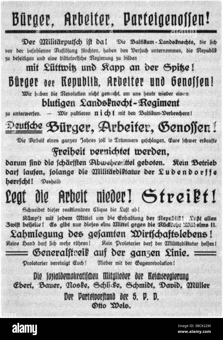 Une affiche appelant tous les travailleurs à faire grève pour vaincre le Kapp Putsch. Le Kapp Putsch est un coup d'État avorté contre le gouvernement allemand à Berlin le 13 mars 1920. Son but était de renverser la République de Weimar et d'établir un gouvernement autocratique. Il a été soutenu par une partie de la Reichswehr, ainsi que par des factions nationalistes et monarchistes. Le coup d'État échoua après quelques jours, quand une grande partie de la population allemande se joignit à une grève générale appelée par le gouvernement. La plupart des fonctionnaires ont refusé de coopérer avec Kapp et ses alliés. Banque D'Images