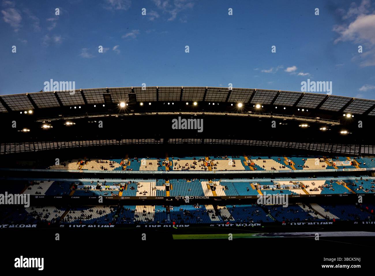 Le soleil se couche sur l'Etihad Stadium avant le match de premier League Manchester City vs Bournemouth à l'Etihad Stadium, Manchester, Royaume-Uni, le 20 mai 2025 (photo par Mark Cosgrove/News images) Banque D'Images