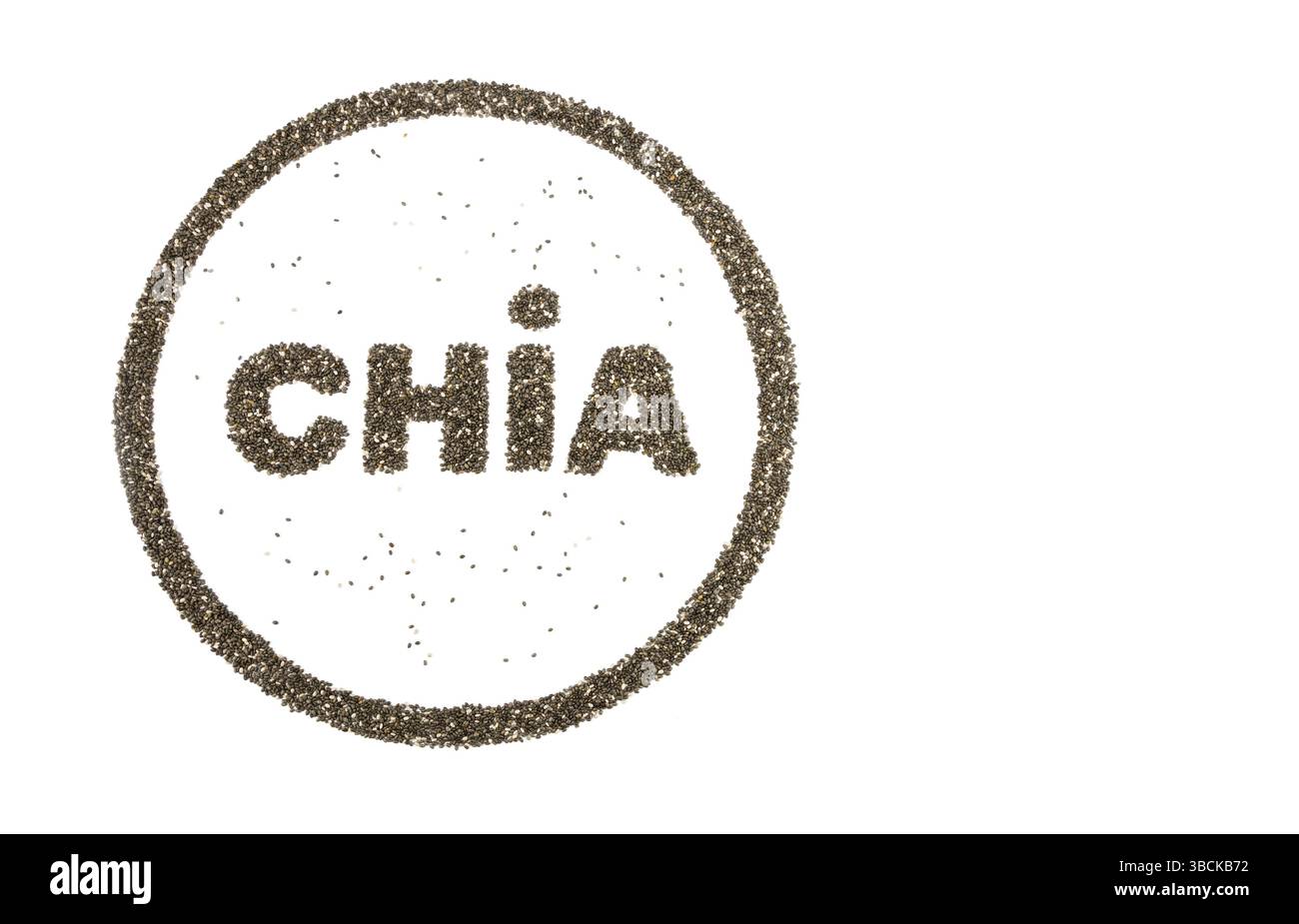 Mot CHIA et cercle rempli de graines de chia isolé sur fond blanc Banque D'Images