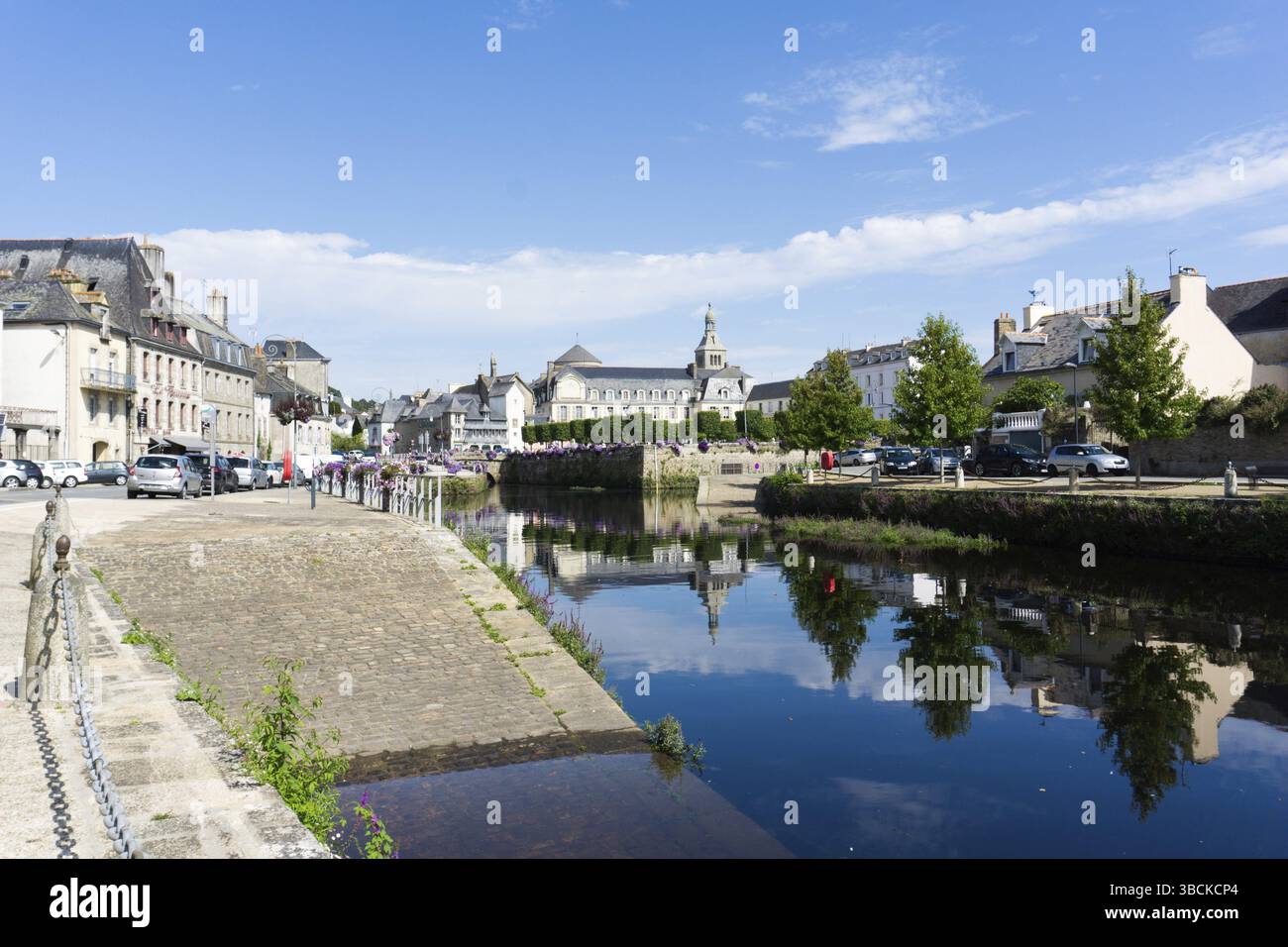 France - 24 août 2019 : pittoresque petite ville idyllique de Quimperle en Bretagne, dans le nord-ouest de la France, avec la rivière Laita Banque D'Images