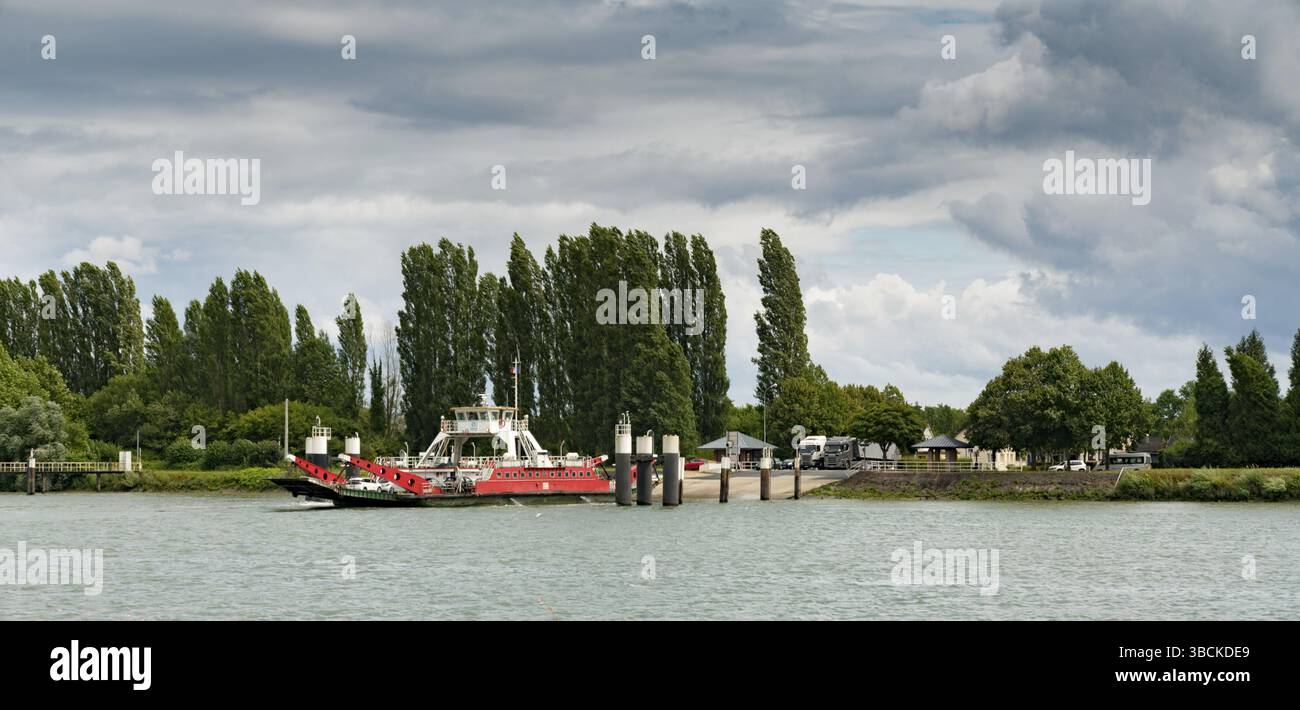 France - 13 août 2019 : traversez la Seine en ferry automobile et camion à Duclair, en haute-Normandie Banque D'Images