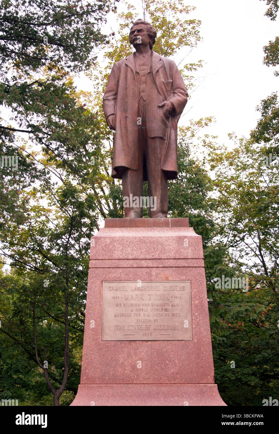 La statue de Mark Twain a été érigée en 1913, trois ans seulement après sa mort. Il se trouve dans Riverview Park, à Hannibal, Missouri Banque D'Images