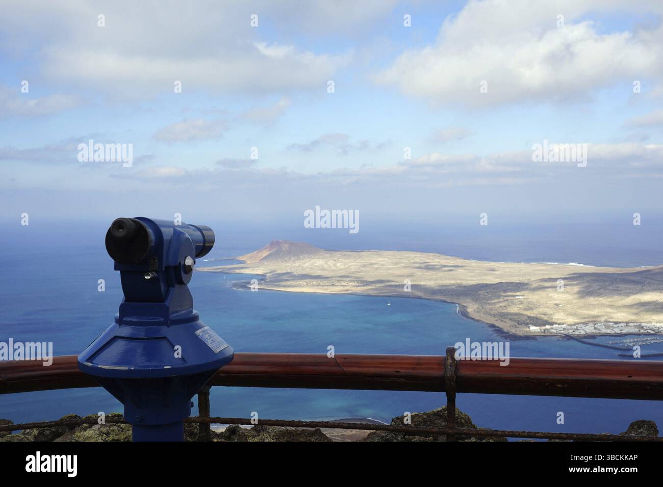 Mirador del Rio, conçu par Cesar Manrique, ballustrade et télescope, vue sur le détroit El Rio à l'île la Graciosa et l'archipel Chinijo, Lanzaro Banque D'Images Mirador del Rio, conçu par Cesar Manrique, ballustrade et télescope, vue sur le détroit El Rio à l'île la Graciosa et l'archipel Chinijo, Lanzaro Banque D'Images