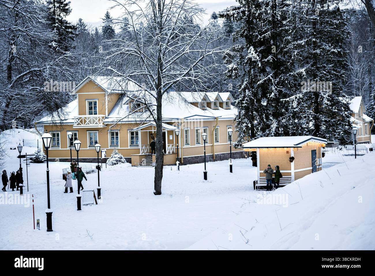 Vyborg, Russie, 6 janvier 2025 : par une journée d'hiver glaciale, les citoyens et les touristes se promènent dans le parc Monrepo de la ville en admirant les sites locaux. Banque D'Images