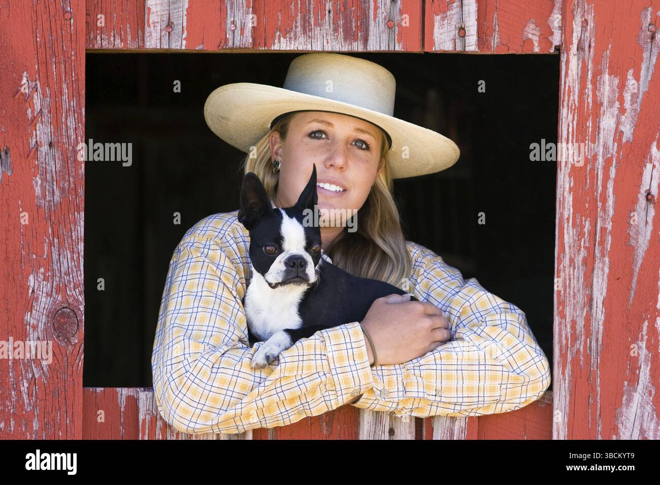 Femme et bouledogue français, en vêtements occidentaux, Ponderosa Ranch, Oregon, Far West, Cowgirl, bouledogue français, États-Unis, Amérique du Nord Banque D'Images