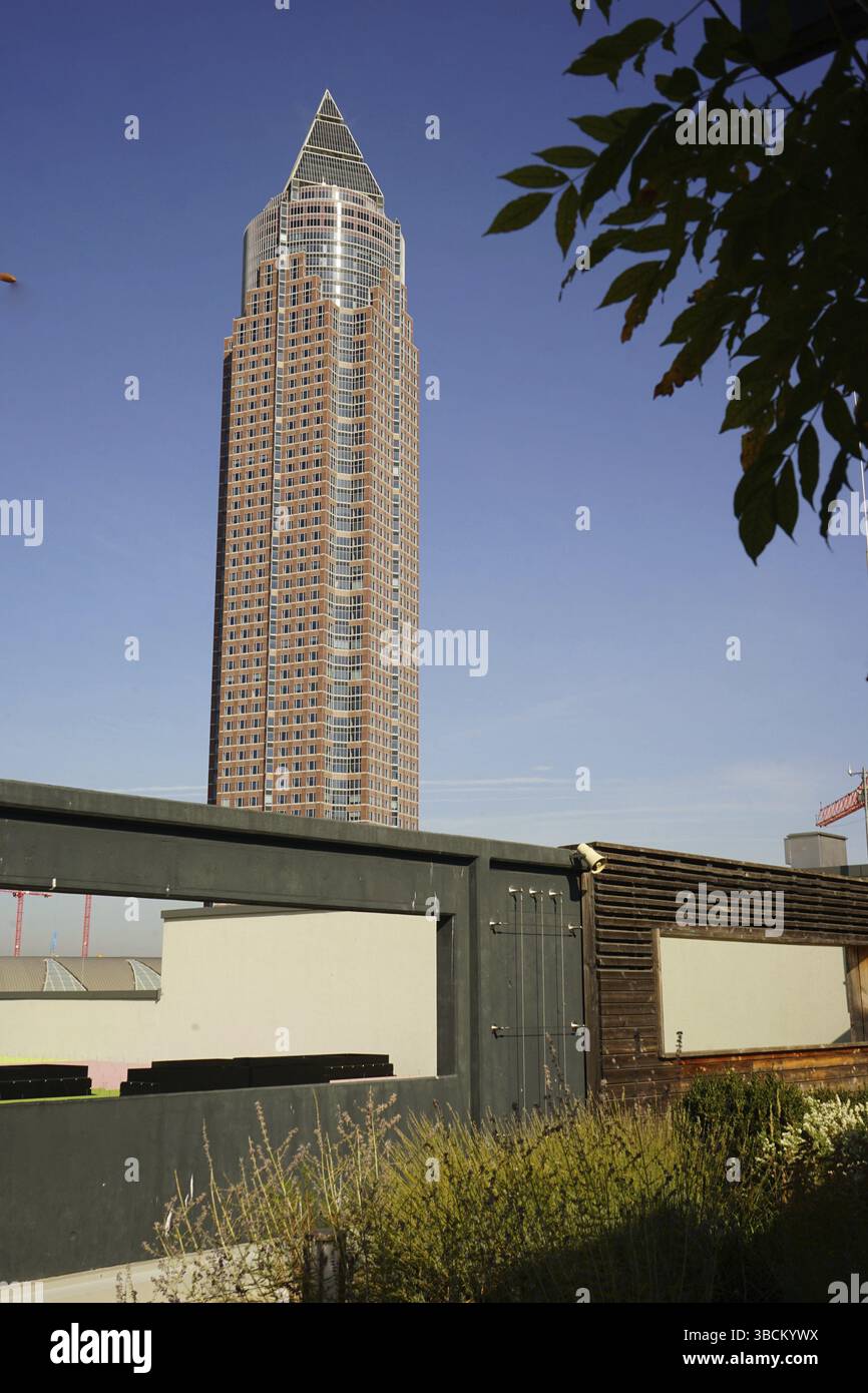 Messeturm, vue depuis Skyline Garden, jardin sur le toit du Skyline Plazaviertel, Francfort-sur-le-main, Hesse Banque D'Images Messeturm, vue depuis Skyline Garden, jardin sur le toit du Skyline Plazaviertel, Francfort-sur-le-main, Hesse Banque D'Images