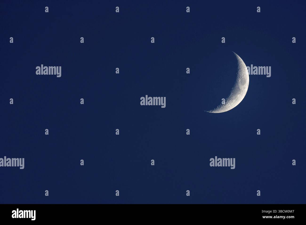 nouveau croissant de lune ciré dans un ciel nocturne bleu foncé Banque D'Images