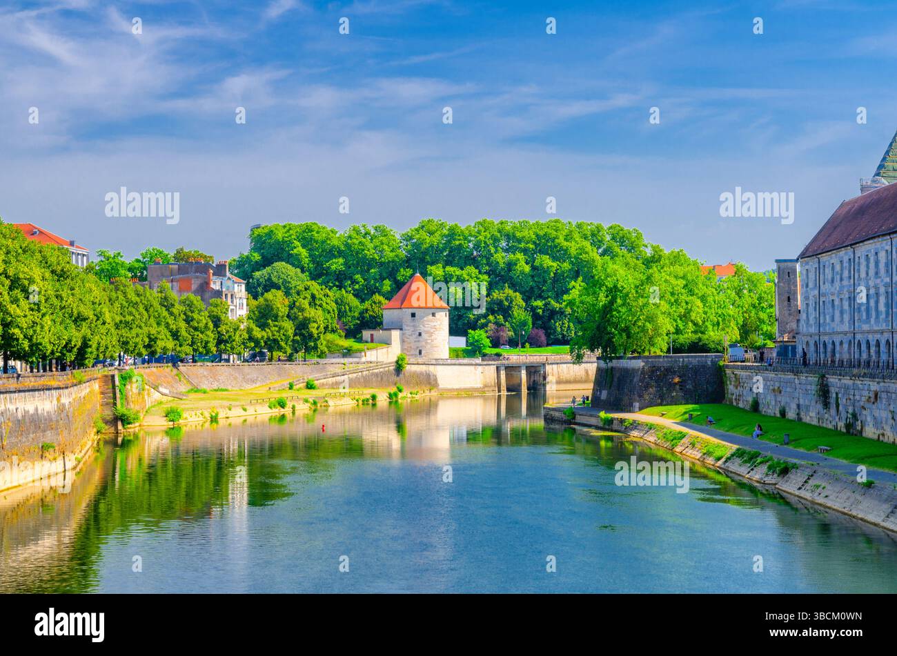 Tour de balle Tour de la pelote bâtiment médiéval fortifié sur la digue du Doubs et Quai Vauban dans Besançon vieille ville centre ville, la boucle de Banque D'Images